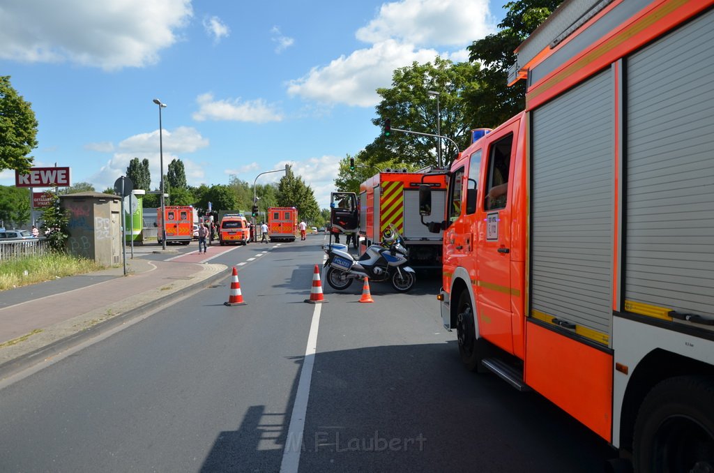 Unfall zwischen zwei KVB Bahnen Koeln Hoehenhaus Im Weidenbruch P035.JPG